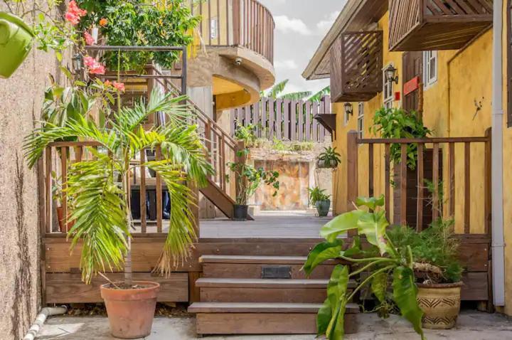 One32 Guesthouse Bejeweled Kingston Ngoại thất bức ảnh