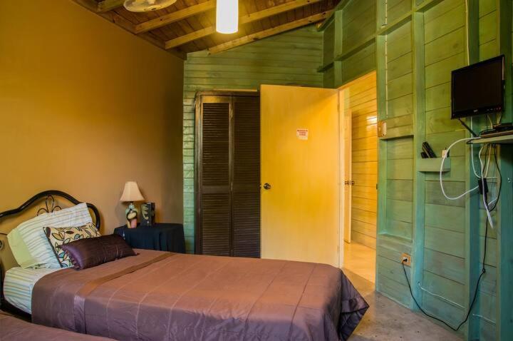One32 Guesthouse Bejeweled Kingston Ngoại thất bức ảnh